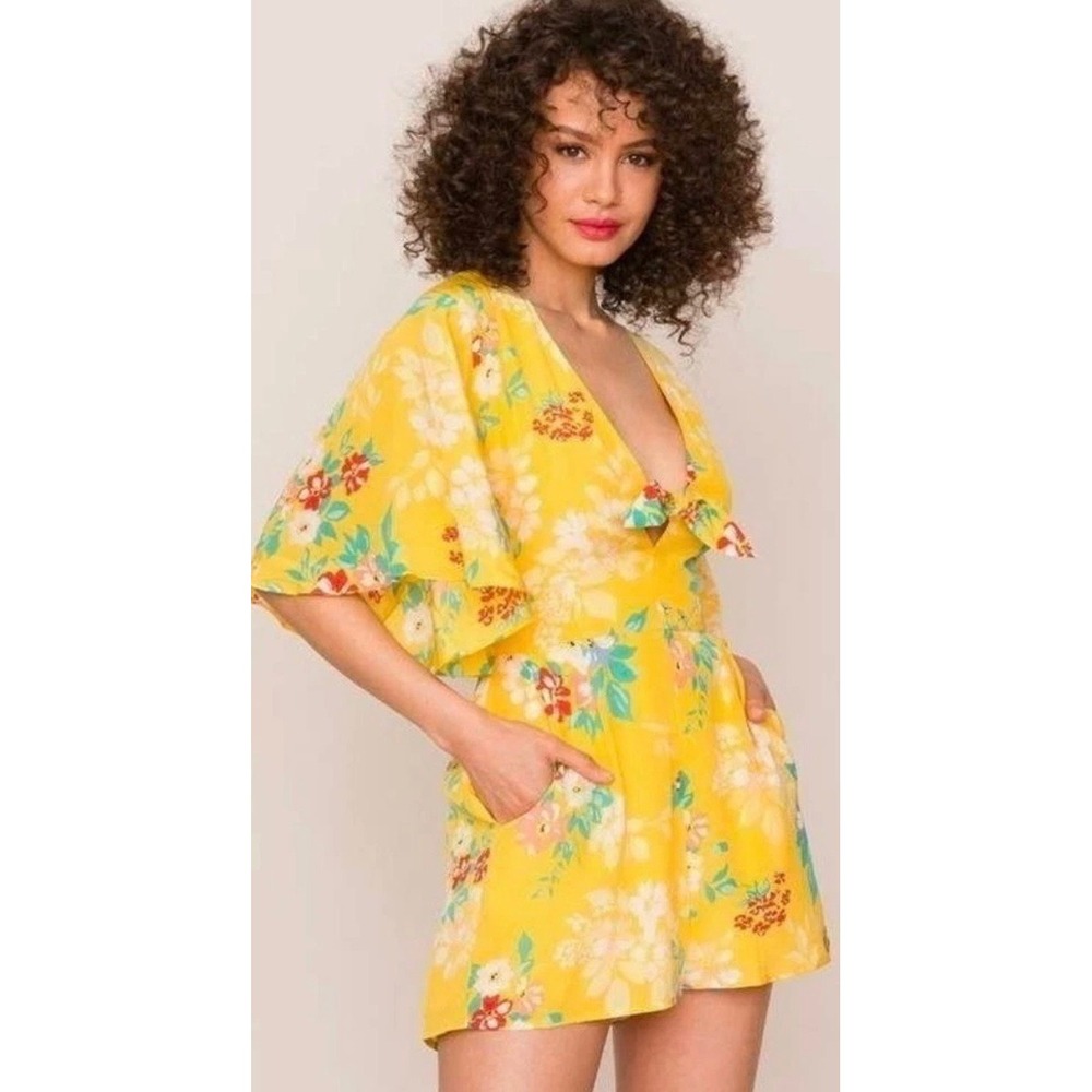 Yumi Kim Yellow Floral Romper V-Neck Flutter Sleeve Tie Front XXS Summer